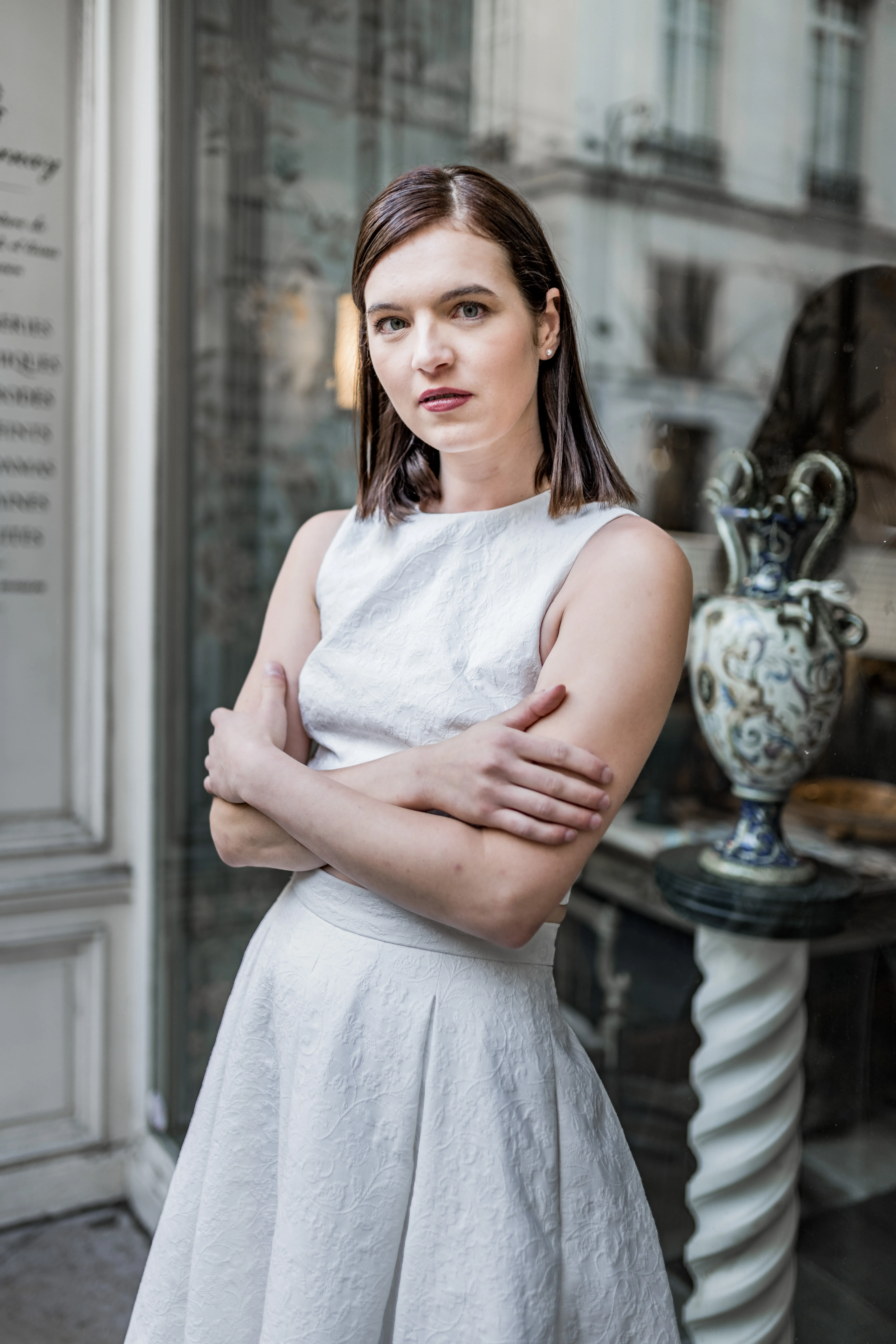 Model beim Shooting vor einer Pariser Fassade