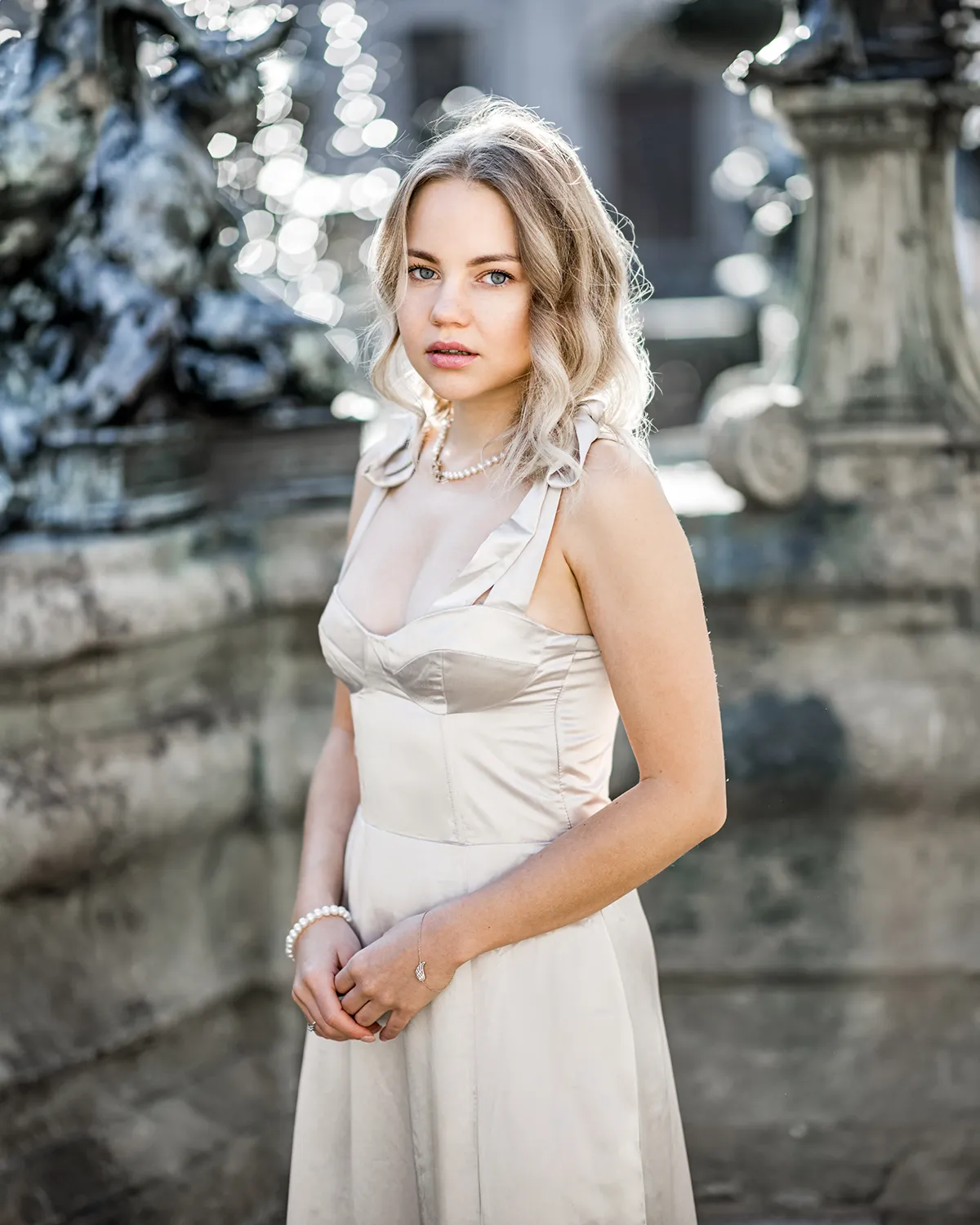 Model posiert vor einem Brunnen